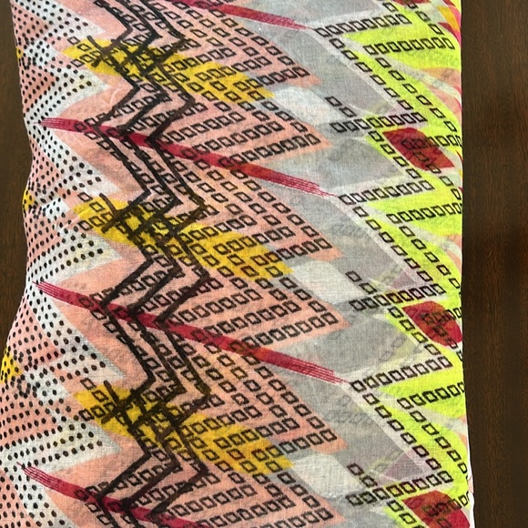 Lightweight Women’s Scarf/Wrap Beautiful Colors - Picture 4 of 4